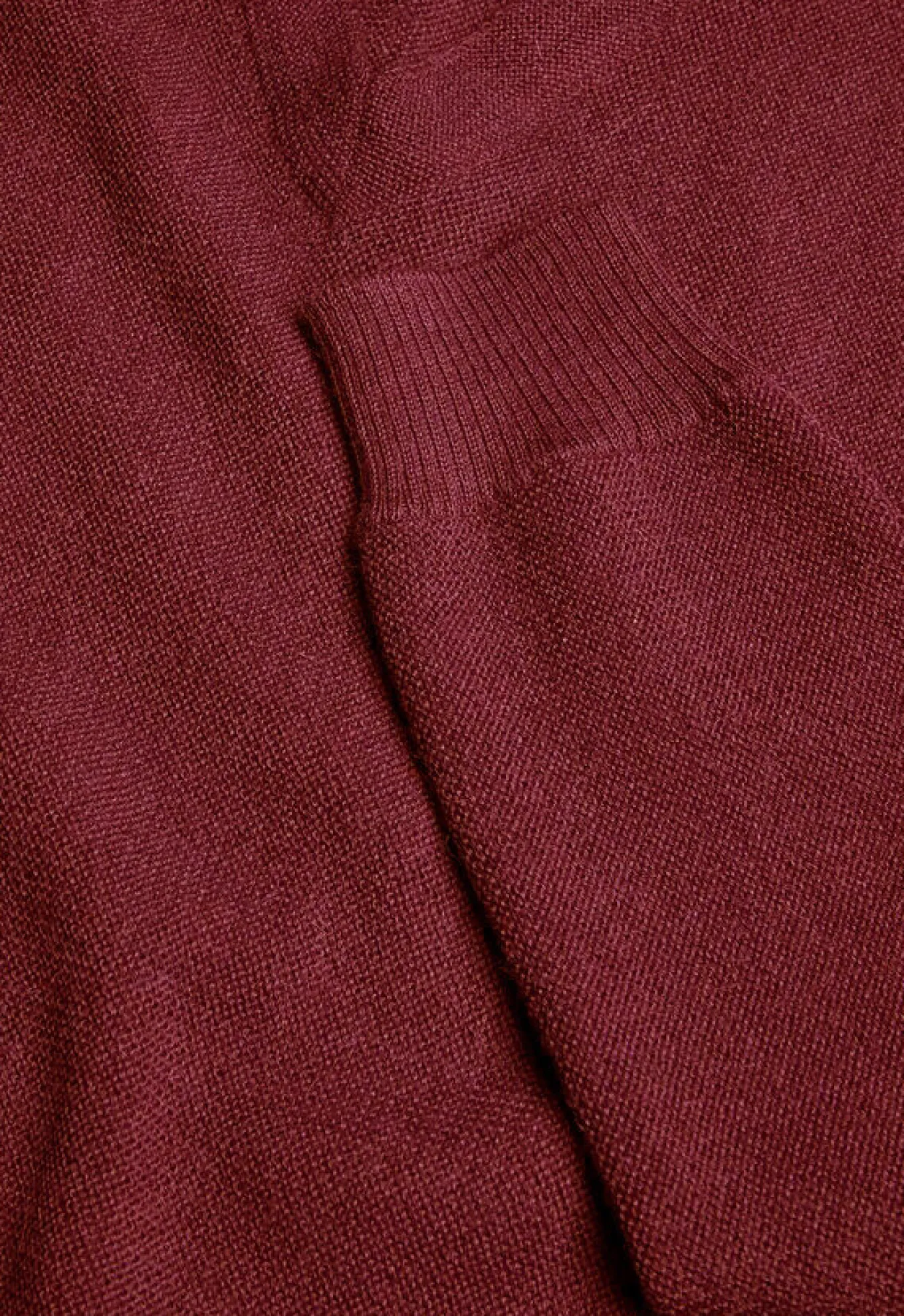 classic_alpaca_links_vnec_1-2.webp Classic Alpaca Links V-Neck Sweater