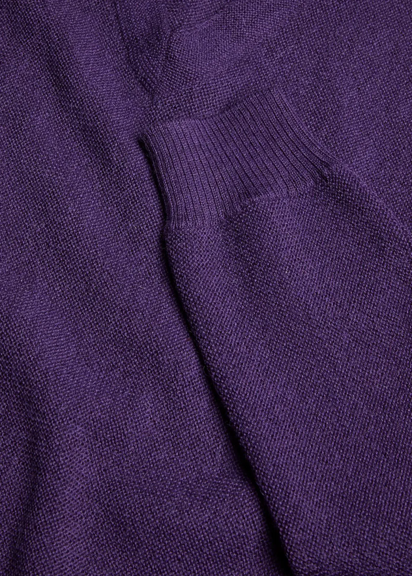 classic_alpaca_links_vnec_2.webp Classic Alpaca Links V-Neck Sweater