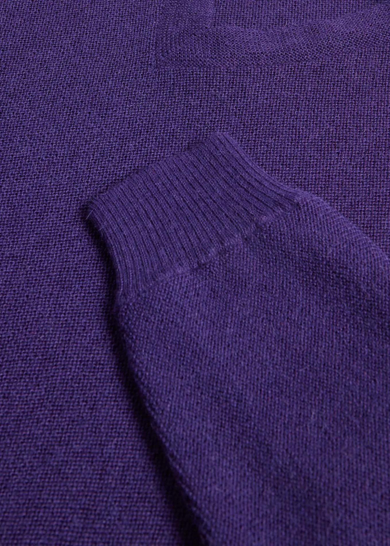 classic_alpaca_links_vnec_3.webp Classic Alpaca Links V-Neck Sweater